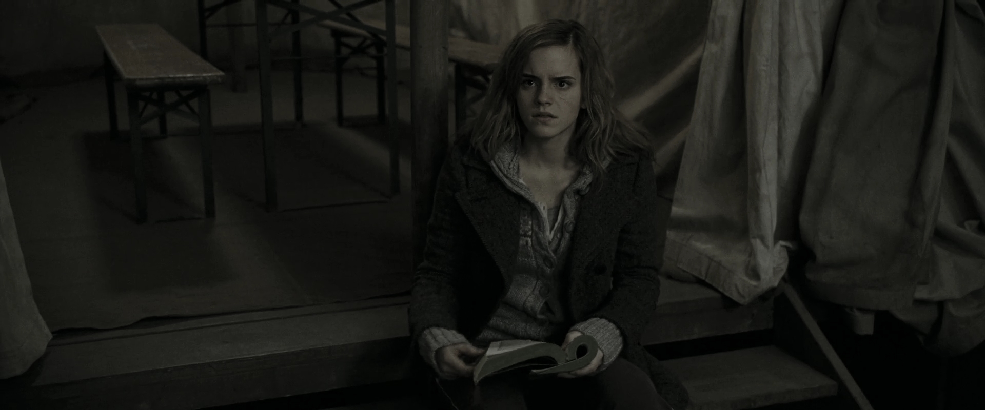 EmmaWatsonFan_dot_nl-HarryPotterAndTheDeathlyHallowsPart1-6231.jpg EmmaWatsonFan_dot_nl-HarryPotterAndTheDeathlyHallowsPart1-6231.jpg