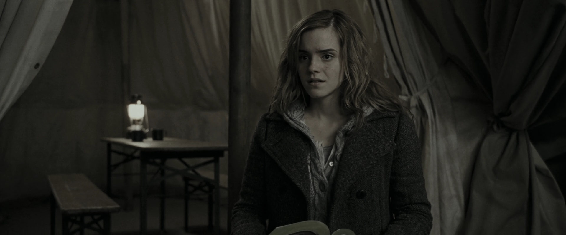 EmmaWatsonFan_dot_nl-HarryPotterAndTheDeathlyHallowsPart1-6242.jpg EmmaWatsonFan_dot_nl-HarryPotterAndTheDeathlyHallowsPart1-6242.jpg