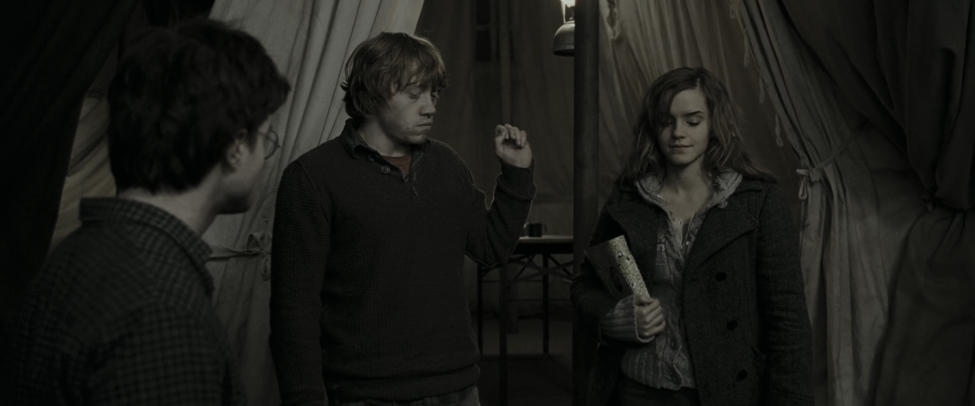 EmmaWatsonFan_dot_nl-HarryPotterAndTheDeathlyHallowsPart1-6266.jpg EmmaWatsonFan_dot_nl-HarryPotterAndTheDeathlyHallowsPart1-6266.jpg