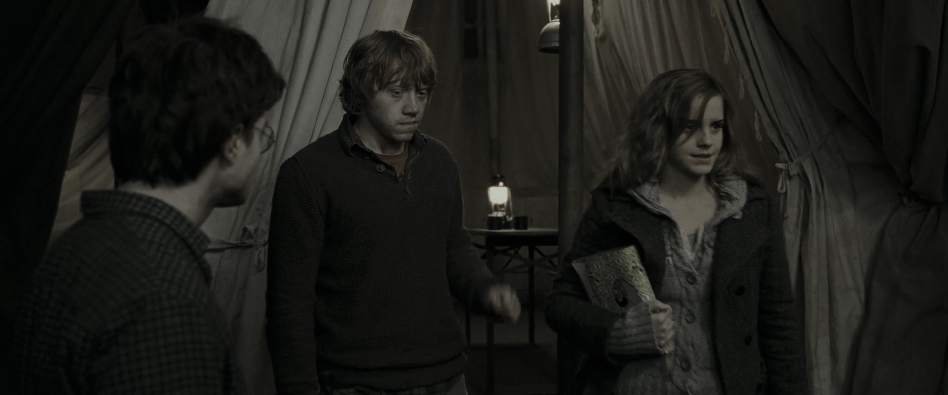 EmmaWatsonFan_dot_nl-HarryPotterAndTheDeathlyHallowsPart1-6267.jpg EmmaWatsonFan_dot_nl-HarryPotterAndTheDeathlyHallowsPart1-6267.jpg