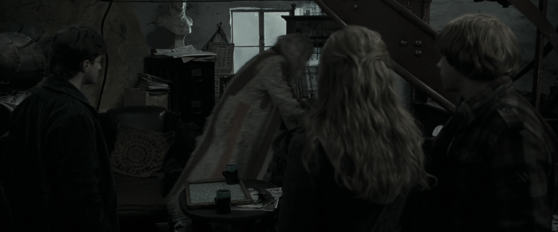 EmmaWatsonFan_dot_nl-HarryPotterAndTheDeathlyHallowsPart1-6707.jpg EmmaWatsonFan_dot_nl-HarryPotterAndTheDeathlyHallowsPart1-6707.jpg