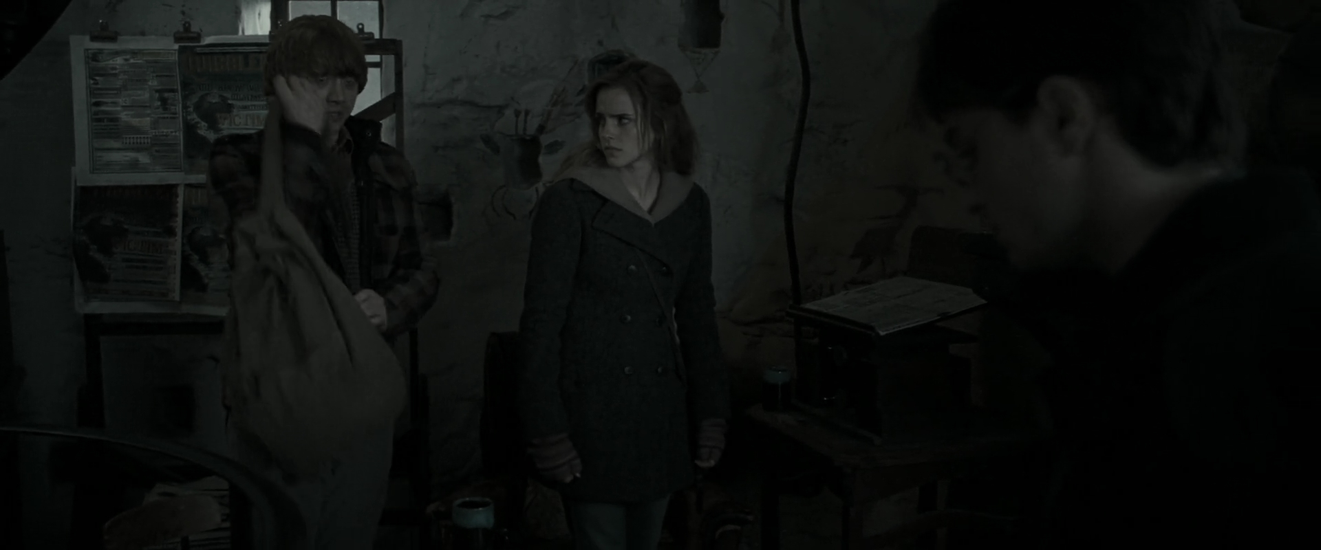 EmmaWatsonFan_dot_nl-HarryPotterAndTheDeathlyHallowsPart1-6714.jpg EmmaWatsonFan_dot_nl-HarryPotterAndTheDeathlyHallowsPart1-6714.jpg