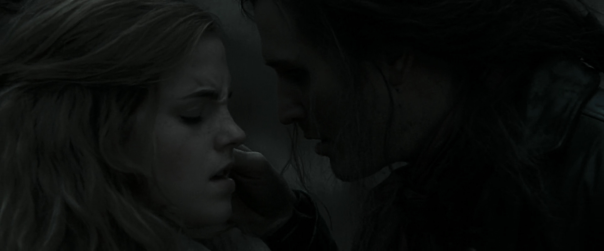 EmmaWatsonFan_dot_nl-HarryPotterAndTheDeathlyHallowsPart1-7023.jpg EmmaWatsonFan_dot_nl-HarryPotterAndTheDeathlyHallowsPart1-7023.jpg