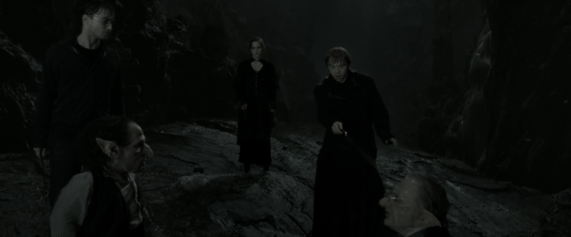 EmmaWatsonFan_dot_nl-HarryPotterAndTheDeathlyHallowsPart2-0932.jpg
