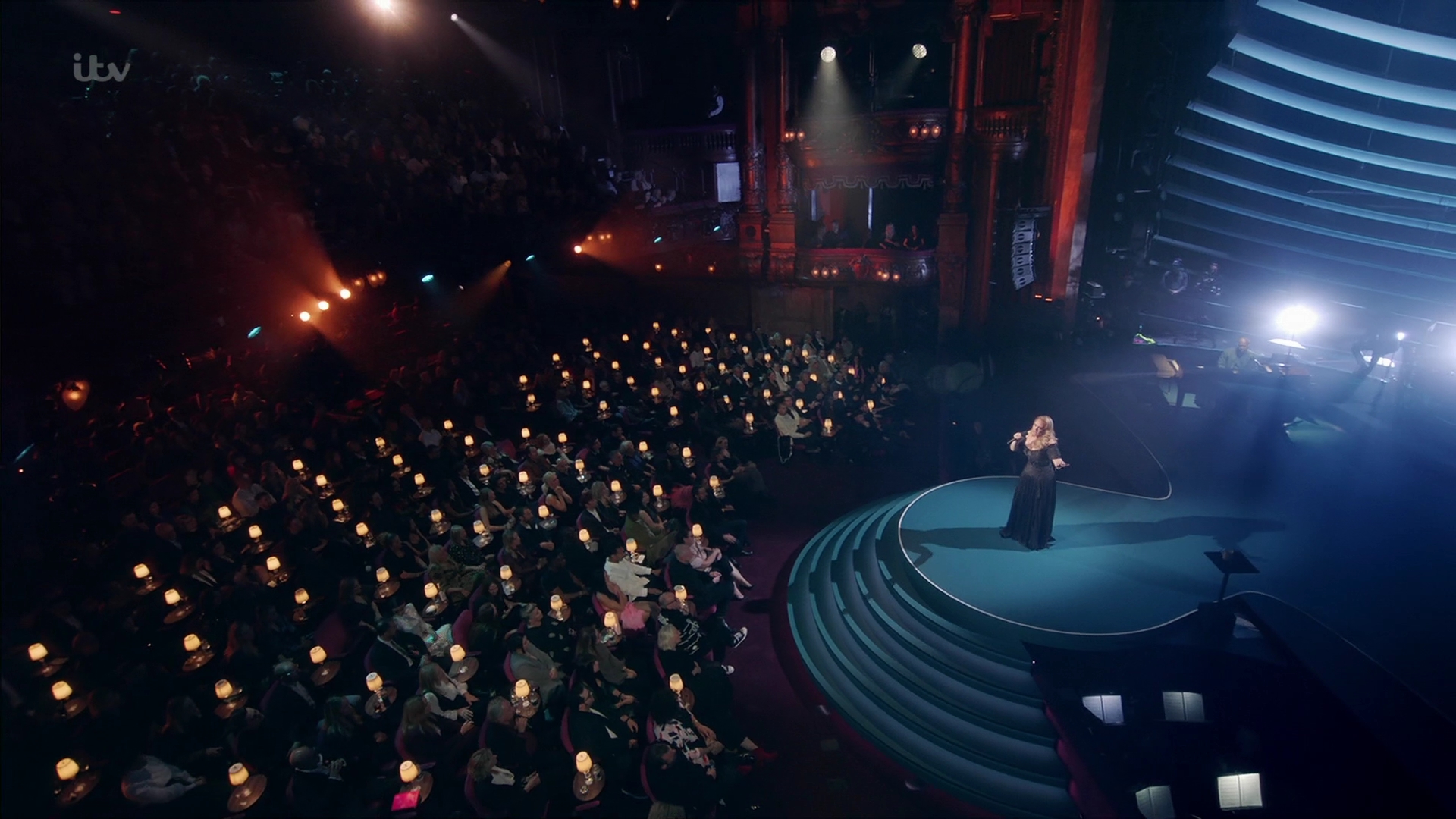 EmmaWatsonFan-dot-nl_AnAudiencewithAdele1329.jpg EmmaWatsonFan-dot-nl_AnAudiencewithAdele1329.jpg