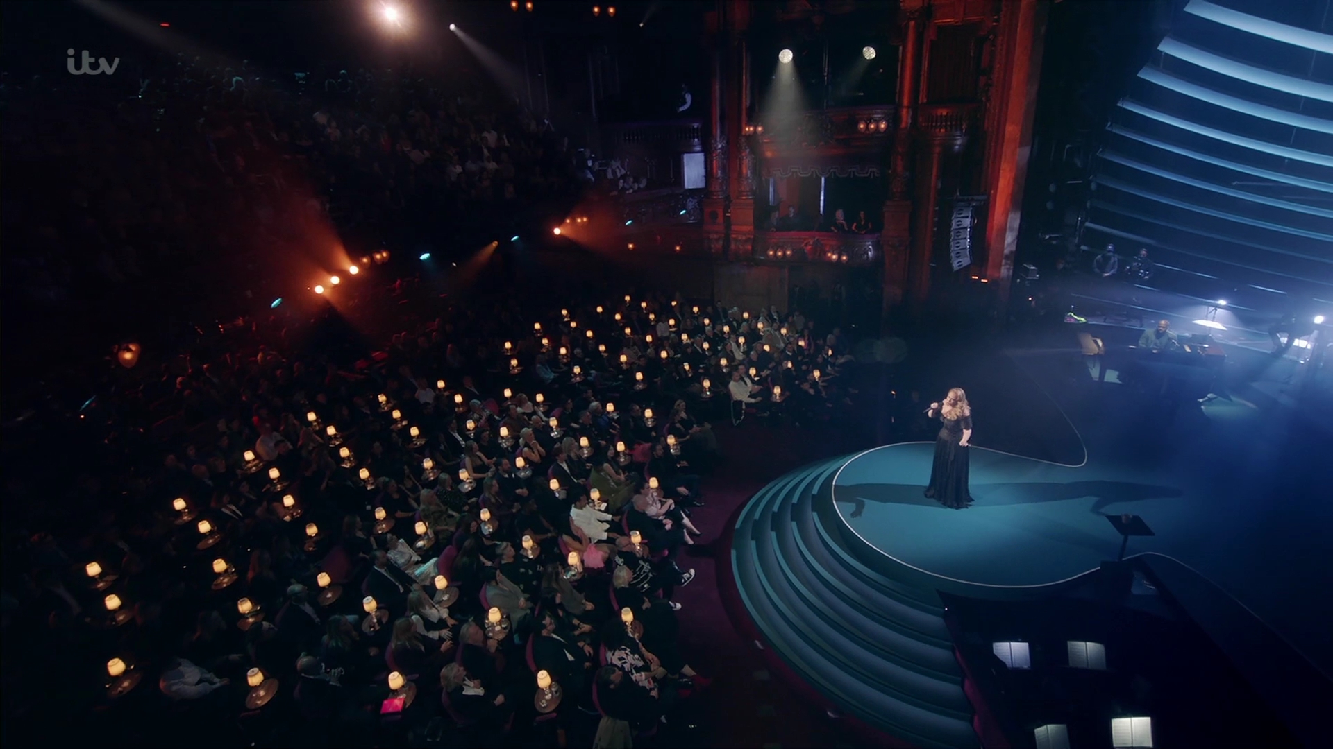 EmmaWatsonFan-dot-nl_AnAudiencewithAdele1330.jpg EmmaWatsonFan-dot-nl_AnAudiencewithAdele1330.jpg