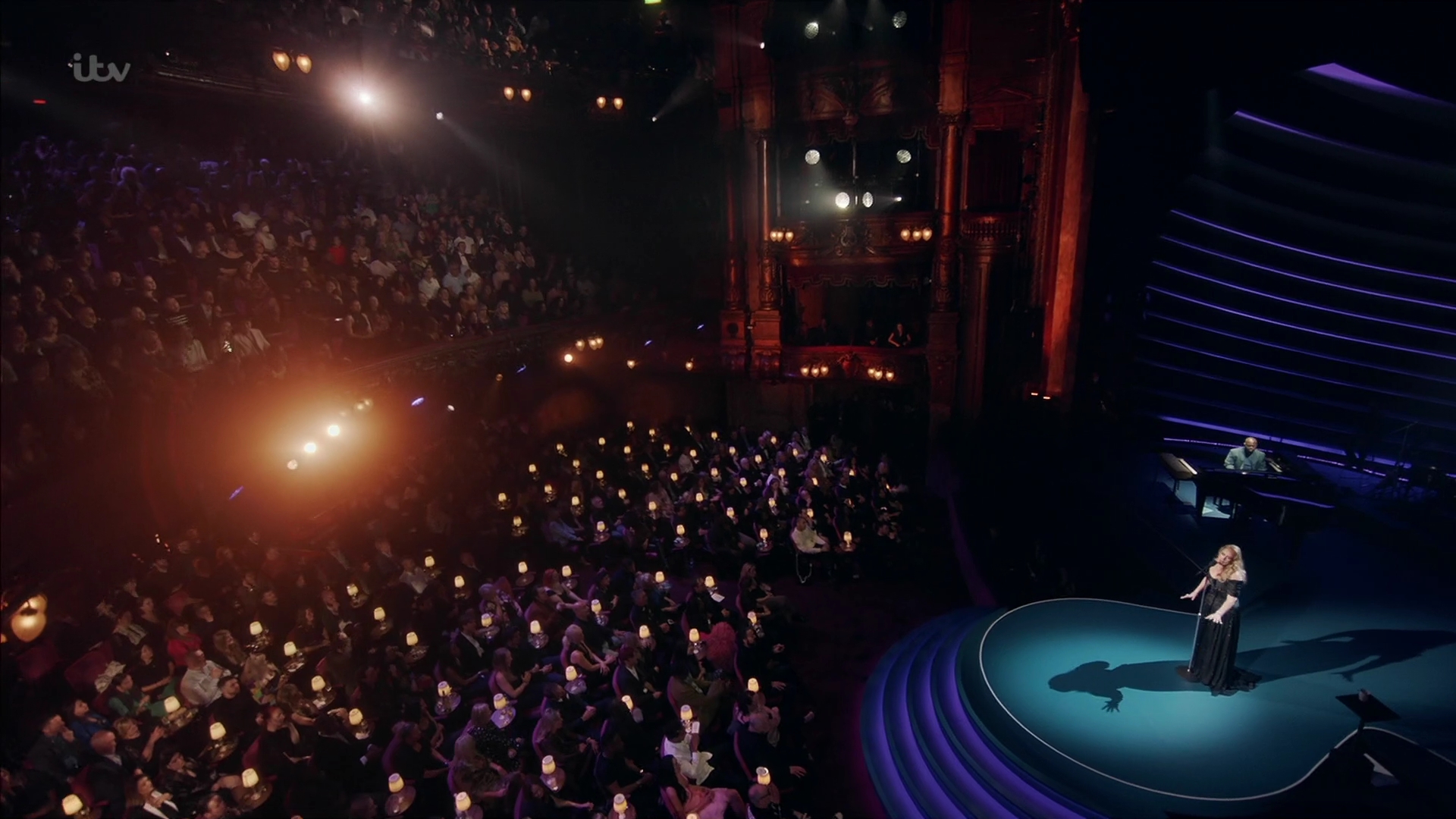 EmmaWatsonFan-dot-nl_AnAudiencewithAdele3501.jpg EmmaWatsonFan-dot-nl_AnAudiencewithAdele3501.jpg