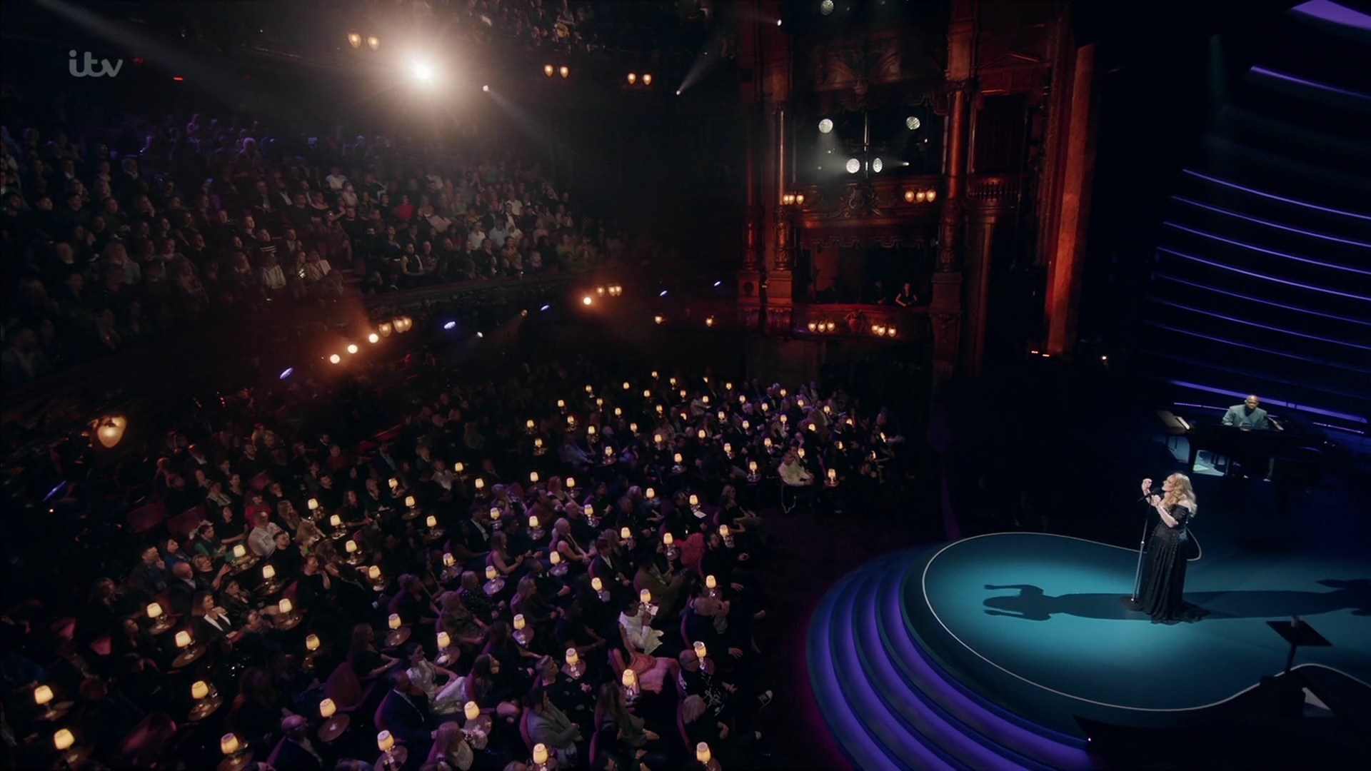 EmmaWatsonFan-dot-nl_AnAudiencewithAdele3504.jpg EmmaWatsonFan-dot-nl_AnAudiencewithAdele3504.jpg