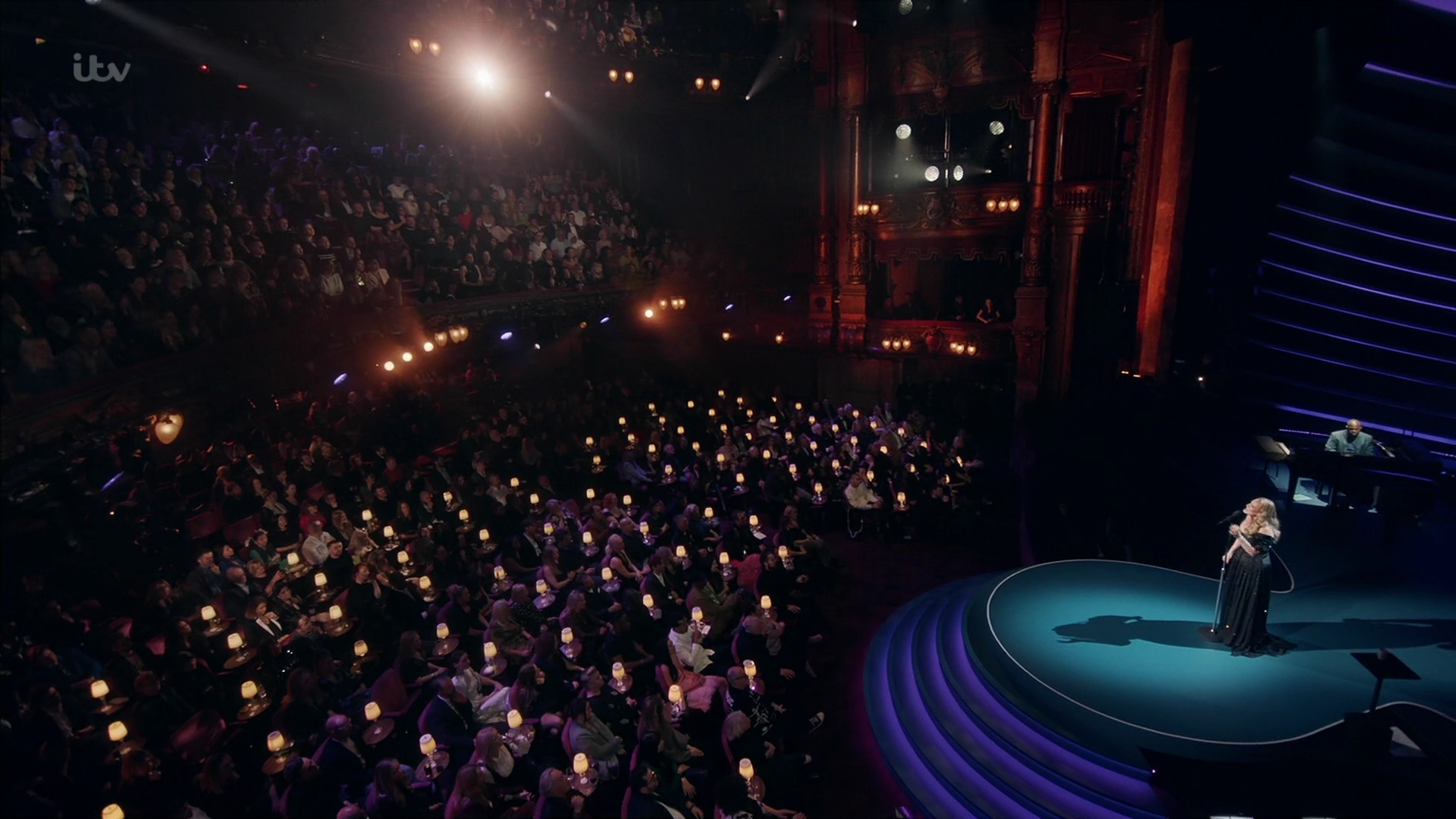 EmmaWatsonFan-dot-nl_AnAudiencewithAdele3505.jpg EmmaWatsonFan-dot-nl_AnAudiencewithAdele3505.jpg