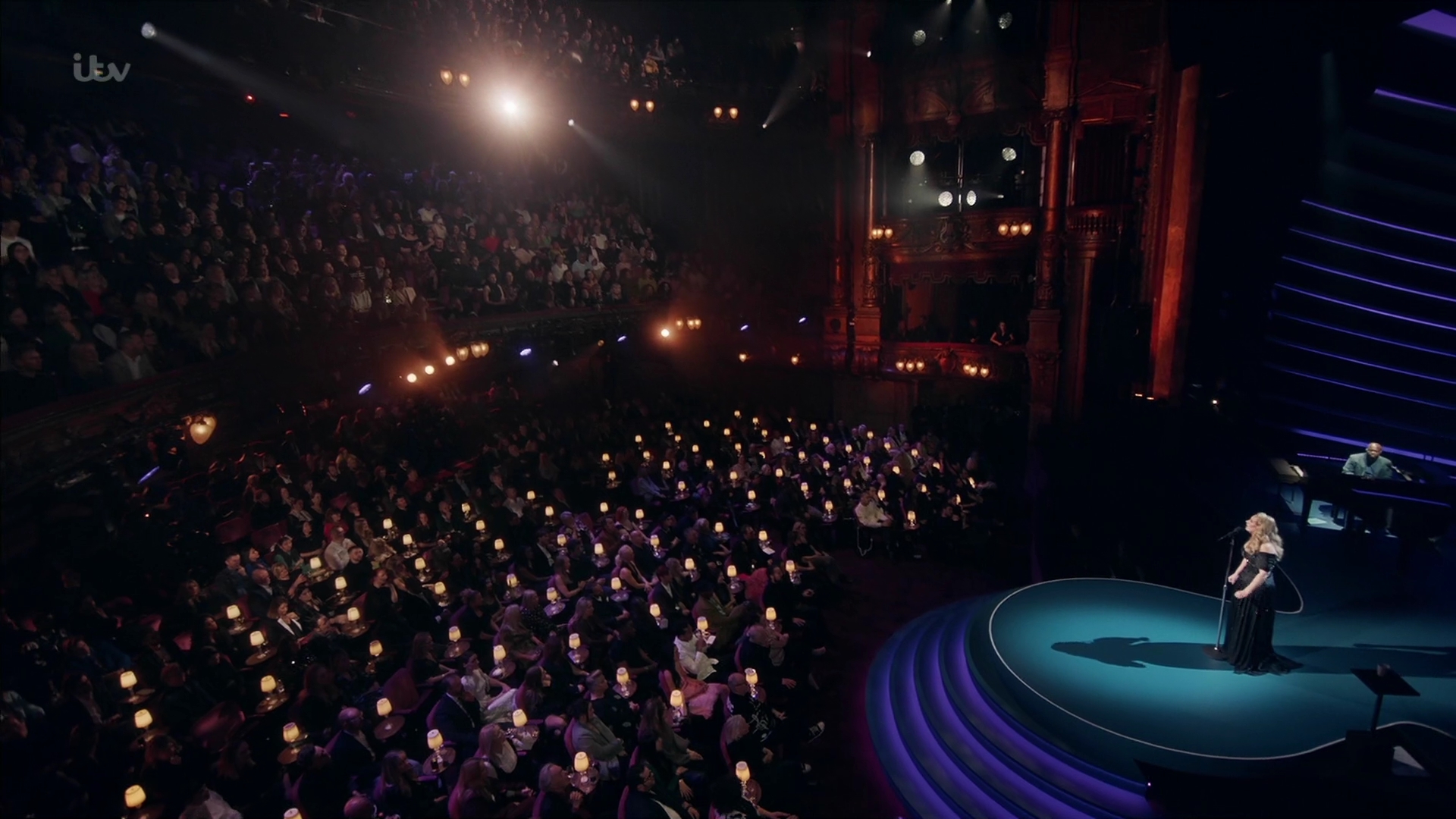 EmmaWatsonFan-dot-nl_AnAudiencewithAdele3506.jpg EmmaWatsonFan-dot-nl_AnAudiencewithAdele3506.jpg