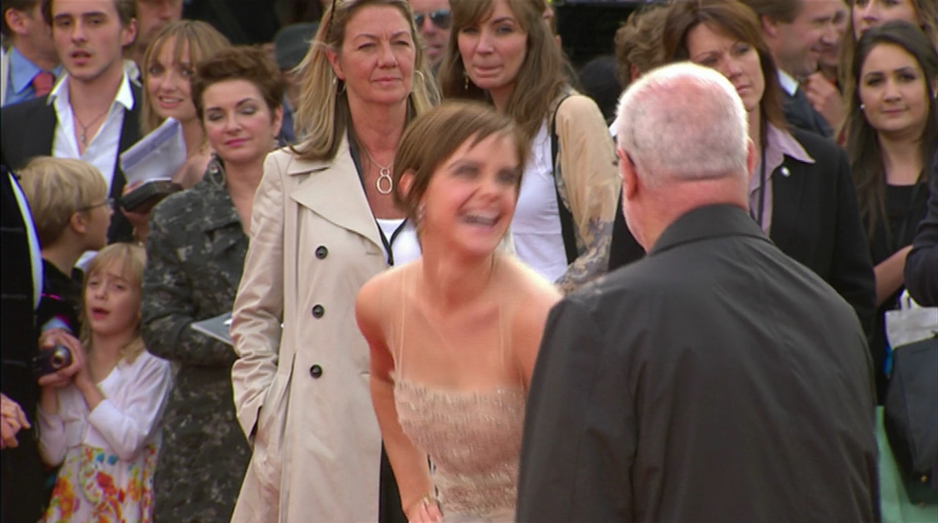 EmmaWatsonFan-dot-nl_HarryPotter-ReturnToHogwarts3805.jpg EmmaWatsonFan-dot-nl_HarryPotter-ReturnToHogwarts3805.jpg