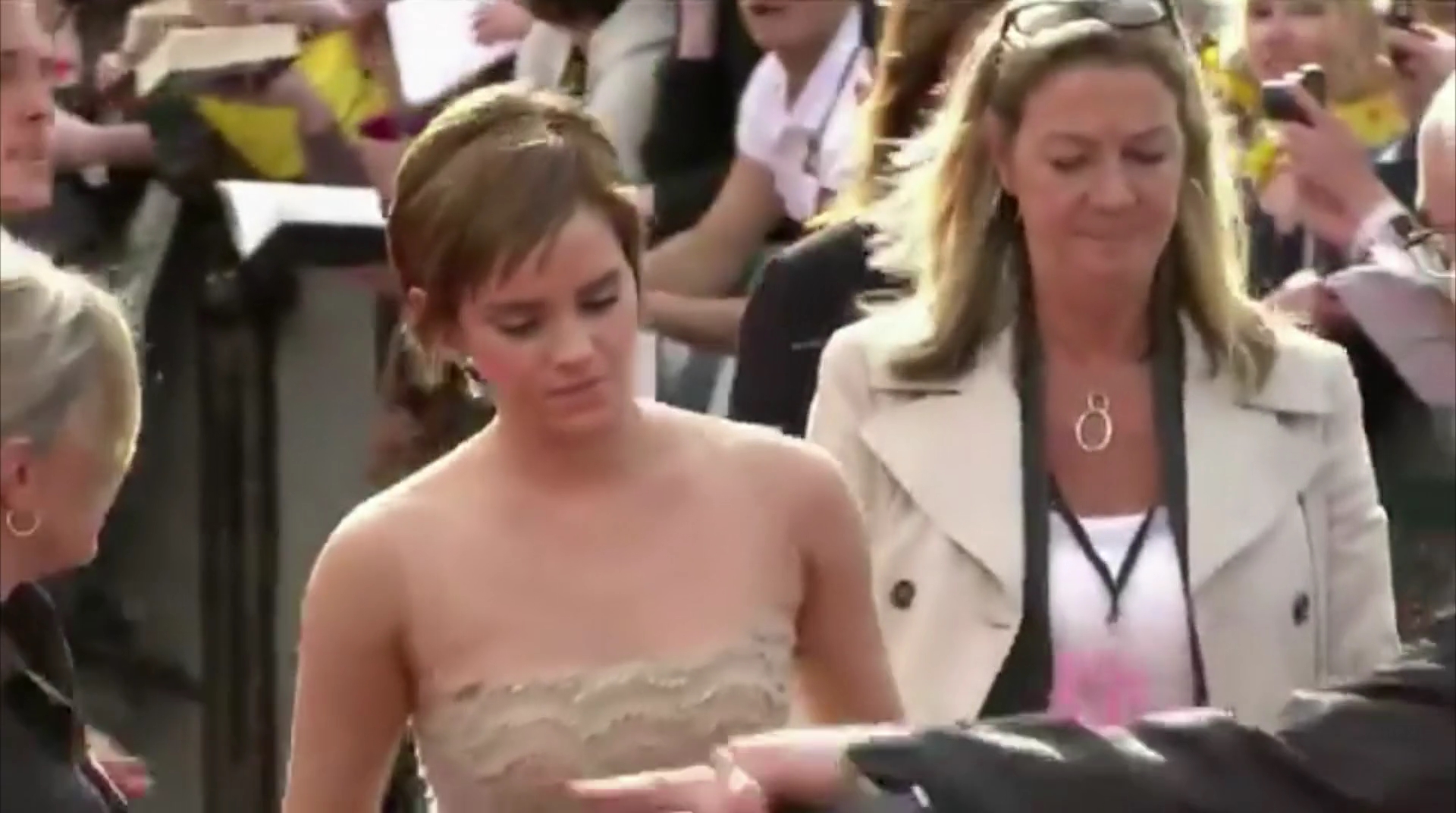 EmmaWatsonFan-dot-nl_HarryPotter-ReturnToHogwarts3816.jpg EmmaWatsonFan-dot-nl_HarryPotter-ReturnToHogwarts3816.jpg