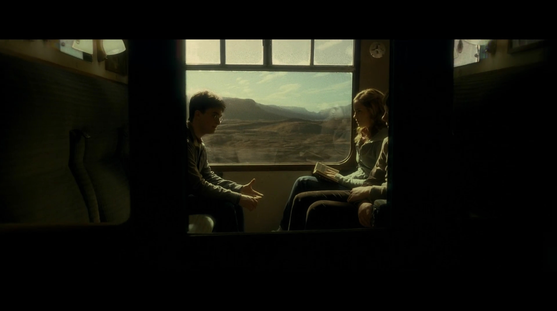 EmmaWatsonFan-dot-nl_HarryPotter-ReturnToHogwarts4184.jpg EmmaWatsonFan-dot-nl_HarryPotter-ReturnToHogwarts4184.jpg