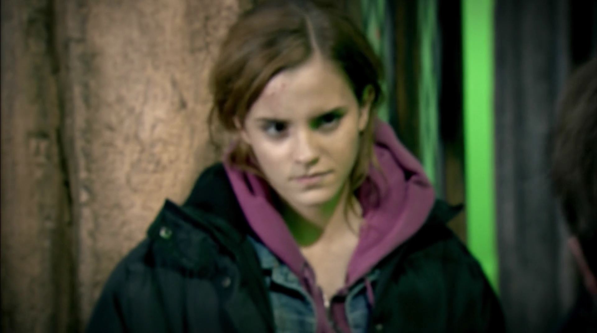 EmmaWatsonFan-dot-nl_HarryPotter-ReturnToHogwarts5694.jpg