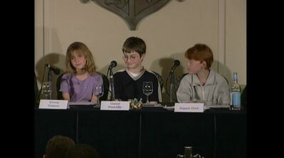 EmmaWatsonFan-dot-nl_HarryPotter-ReturnToHogwarts0704.jpg