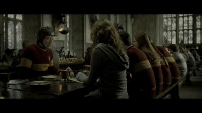 EmmaWatsonFan-dot-nl_HarryPotter-ReturnToHogwarts5139.jpg